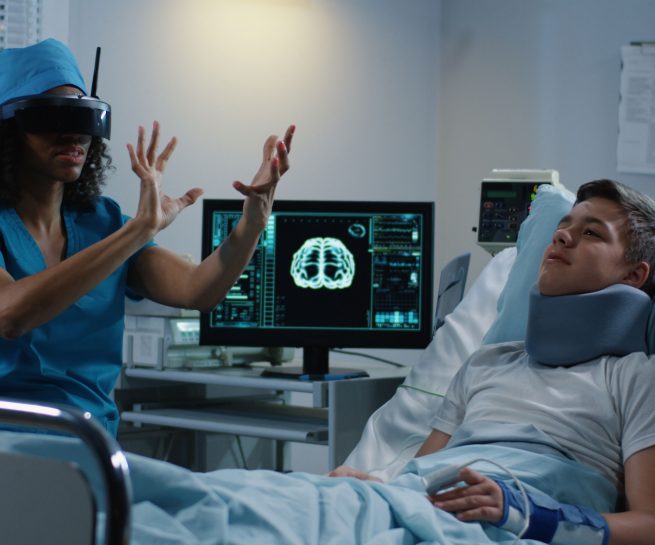 Arzt benutzt VR Headset bei der Diskussion über Diagnose